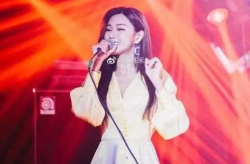 easy歌曲小姐姐,小姐姐演绎的Easy魅力四溢